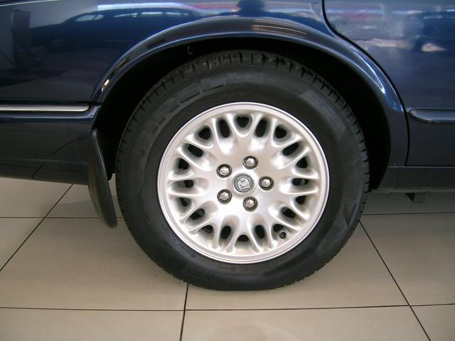 jaguar-xj-saloon-xj8-3-2-4dr-auto-19c0409ec355982e7205c75a0d446a64-640x480
