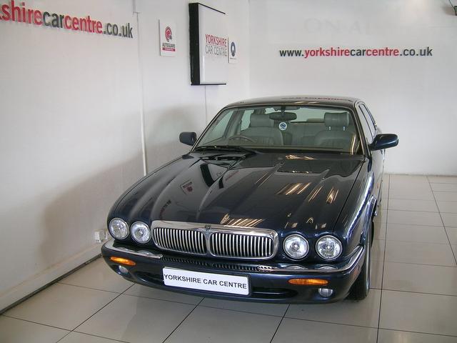 jaguar-xj-saloon-xj8-3-2-4dr-auto-597f308ddaba3d5af54306b1ab82ee48-640x480