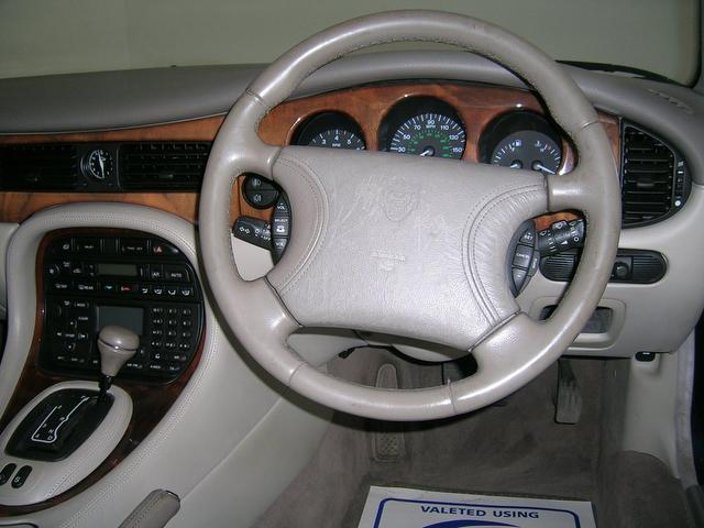 jaguar-xj-saloon-xj8-3-2-4dr-auto-ccc119d0db04c60f2297d4c2980dd903-640x480